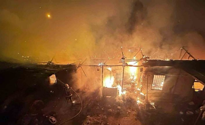 Depo olarak kullanılan müstakil yangında harabeye döndü