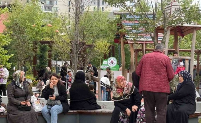 Deprem sonrası kendini sokağa atan vatandaşlar parklara ve boş alanlara akın etti