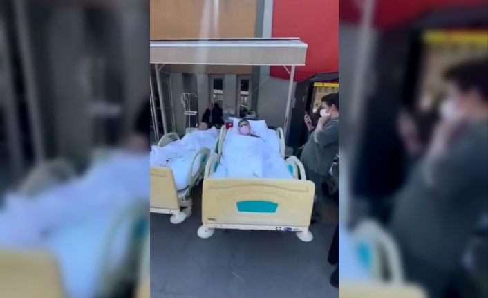 Depremin ardından hastalar sedyelerle tahliye edildi