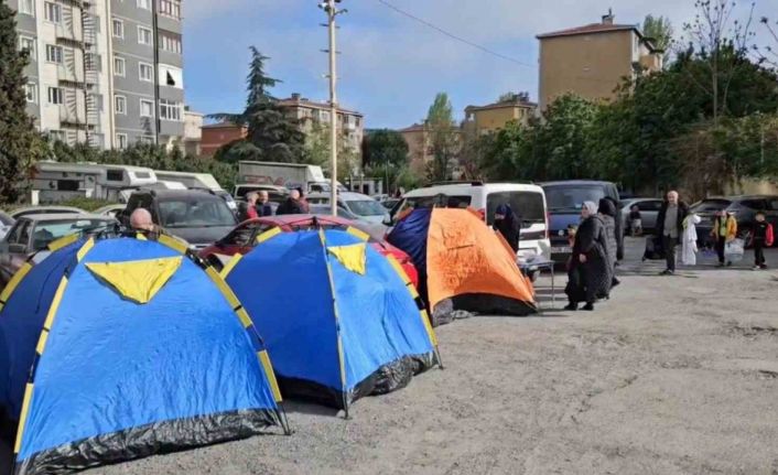 Depremin ardından vatandaşlar park ve bahçelere çadır kurdu
