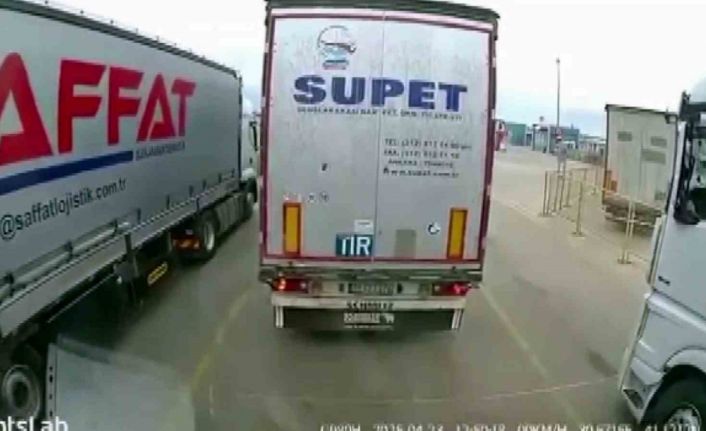 Depremin şiddetini gözler önüne seren görüntü: Tırlar beşik gibi sallandı