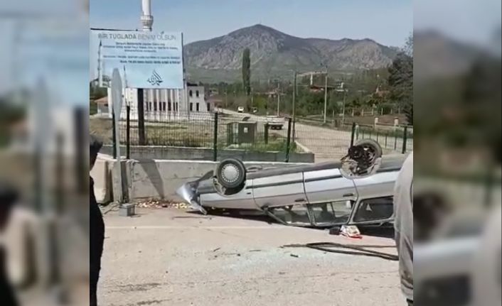 Devrilen otomobilden sağ kurtuldular