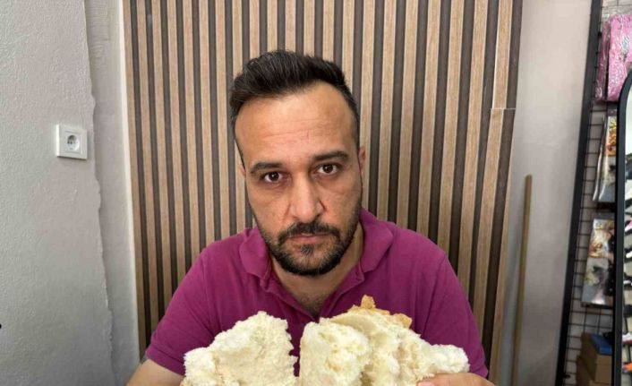 Ekmeğin içinden çıkan çiviyi yutmak üzereyken fark etti