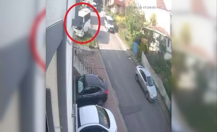 El freni boşalan midibüs apartmana çarparak durabildi