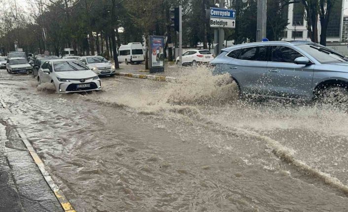 Elazığ’da kuvvetli yağışta yolda kalan aracı vatandaşlar iterek götürdü