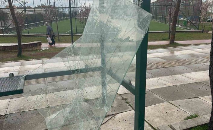 Elazığ’da otobüs durağına zarar veren 3 kişi yakalandı