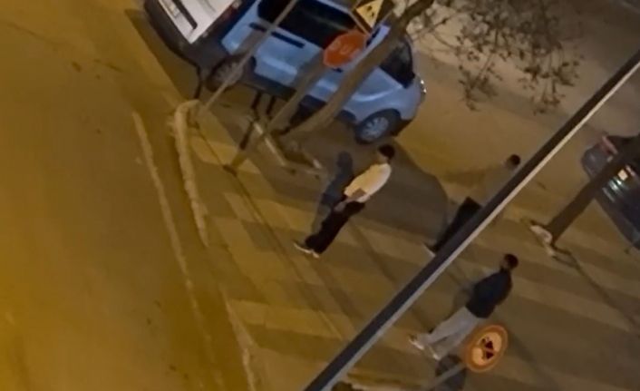 Elazığ’da otobüs durağının camlarını kıran şüpheliler kamerada