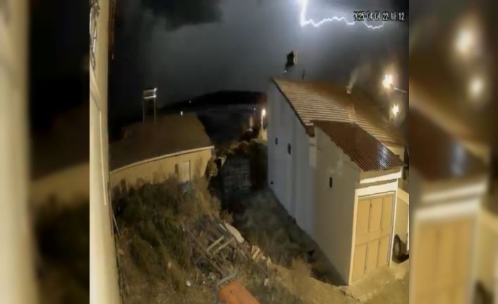 Elazığ’da şimşekler geceyi aydınlattı