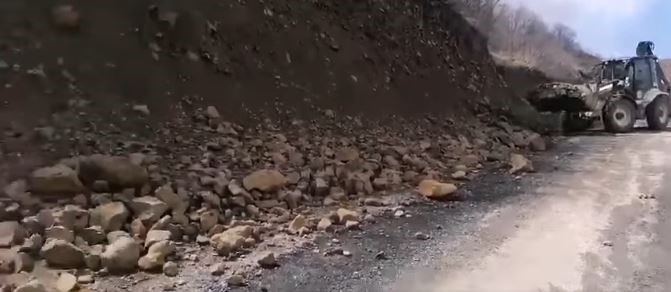 Elazığ’da yola düşen kaya parçaları kaldırıldı