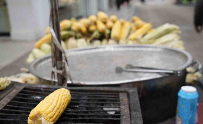 Erkenci süt mısır tezgahta: Közde 60, haşlamada 50 TL