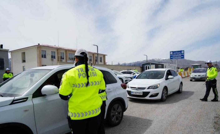 Erzincan’da trafik denetiminde kolonya ve şeker ikramı