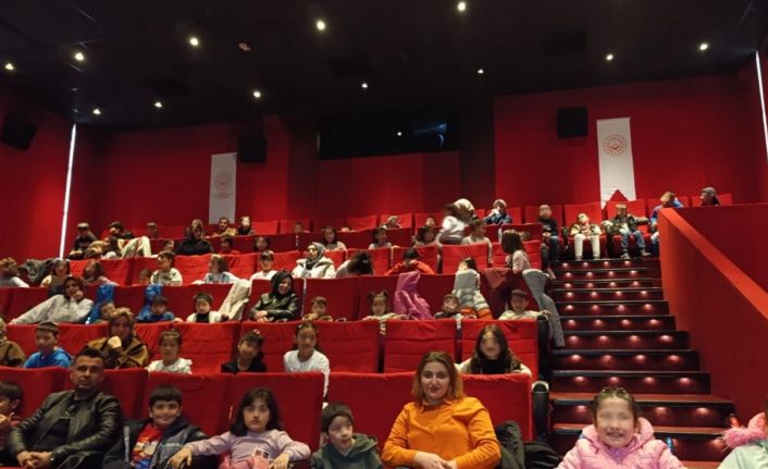 Erzurum’da çocuklara sinema keyfi