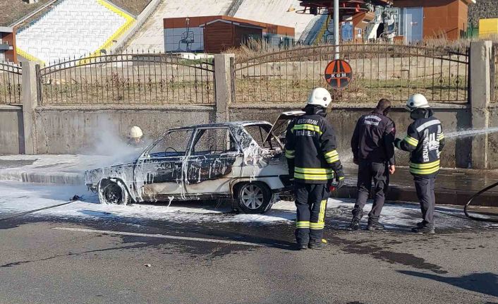 Erzurum’da seyir halindeki araç alev topuna döndü
