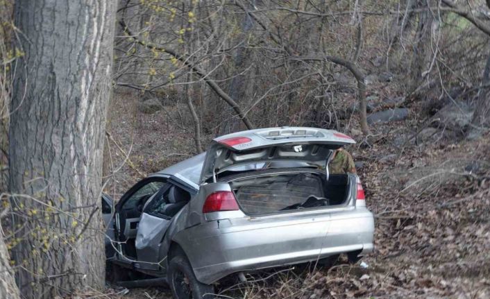 Erzurum’da virajı alamayan otomobil şarampole devrildi: 3 yaralı