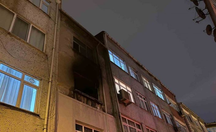 Fatih’te 3 katlı binada yangın