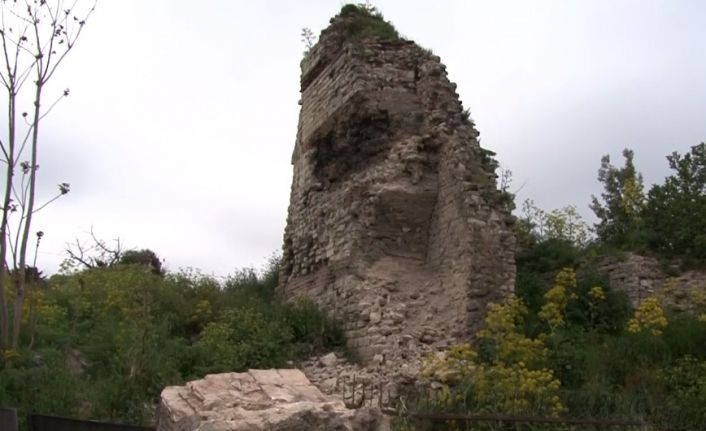 Fatih’te deprem esnasında sur duvarından dev parça düştü: Faciadan dönüldü