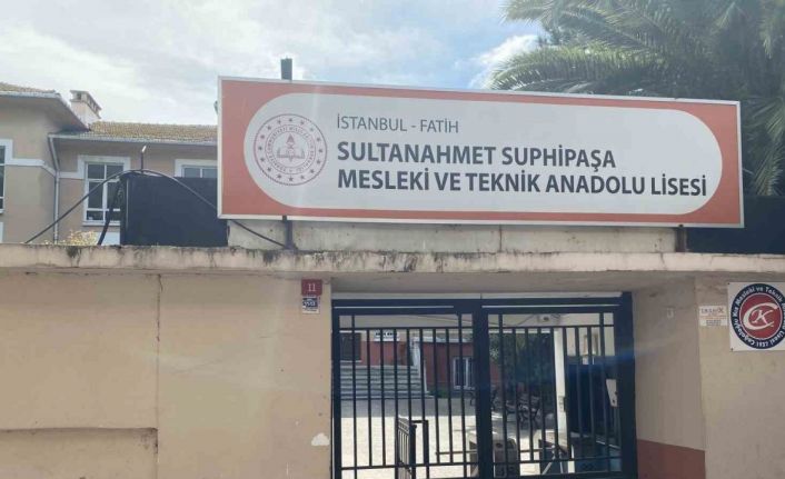 Fatih’te depremde hasar alan 2 okul tahliye edildi: Boşaltılan okullar havadan görüntülendi