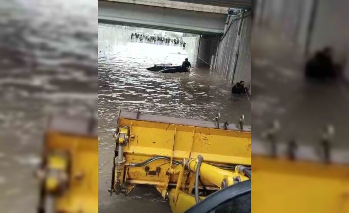 Fırat EDAŞ kepçe operatörü, mahsur kalan sürücüyü kurtardı