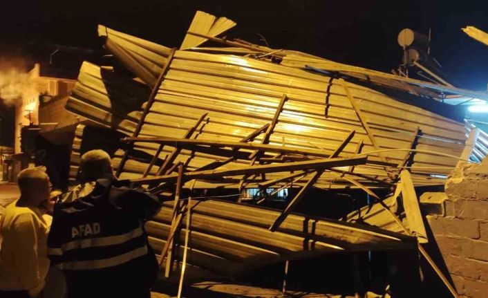 Fırtınada uçan su deposu, yan evin banyosuna düştü