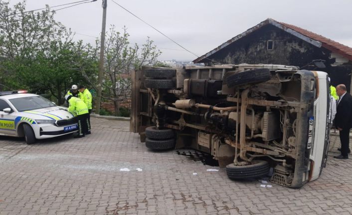Freni boşalan kamyonet devrildi: 1 yaralı