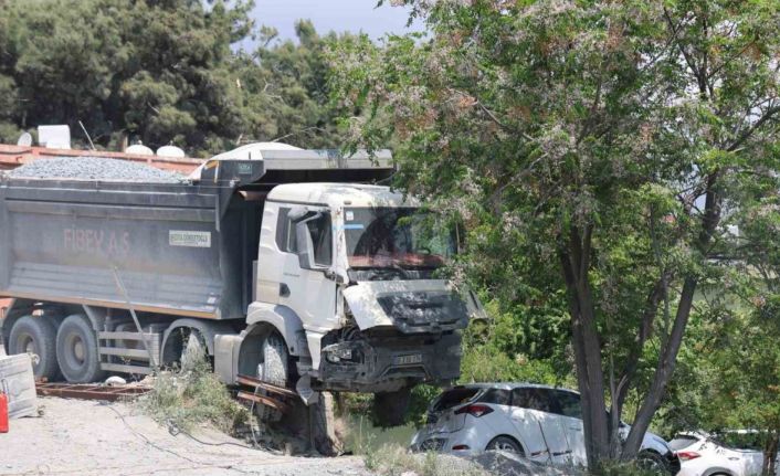 Hafriyat kamyonu otomobilin üzerine devrilmeye ramak kala duvarda asılı kaldı