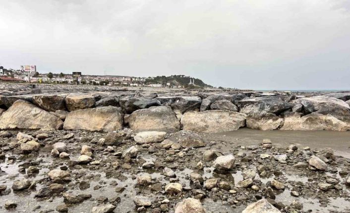 Hatay’da fırtına nedeniyle deniz 20 metre çekildi