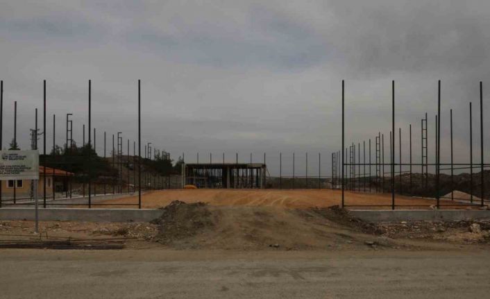 HBB, Yayladağı’nda halı saha inşa çalışmalarını sürdürüyor