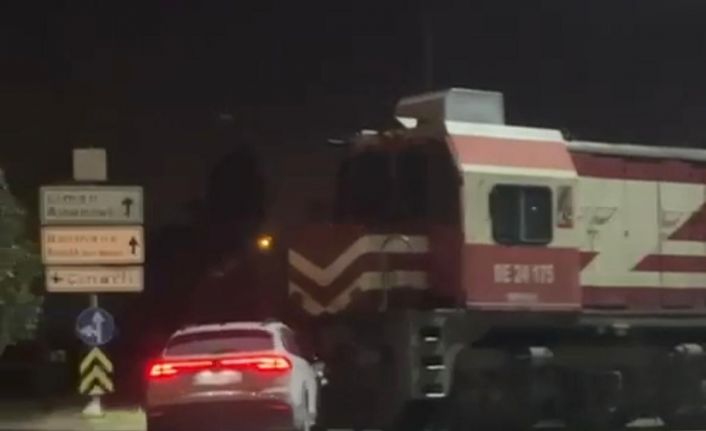 Hemzemin geçitte tren ile otomobil çarpıştı