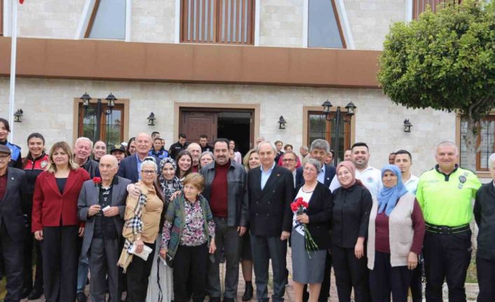 Huzurevi sakinlerine bayram ziyareti