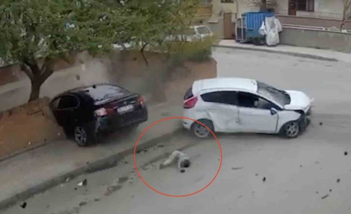 İki otomobil çarpıştı, küçük çocuk camdan fırladı: O anlar kamerada