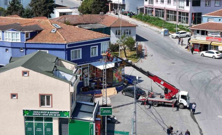 İş yerini "kirletiyor" gerekçesiyle leylek yuvasını kaldırtan esnafa tutanak tutuldu