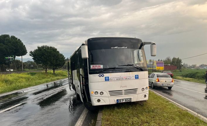 İşçi taşıyan servis aracı orta refüje çıktı