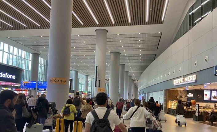 İstanbul Havalimanı’nda bayram dönüşü yoğunluğu