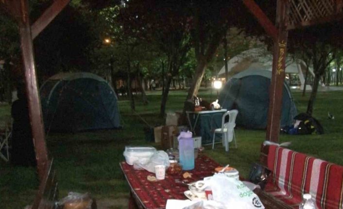 İstanbul’da deprem sonrası 2. gecede de vatandaşlar çadırda kalmaya devam ediyor