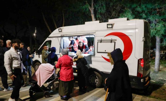İstanbul’da Kızılay’ın beslenme desteği sabaha kadar sürdü