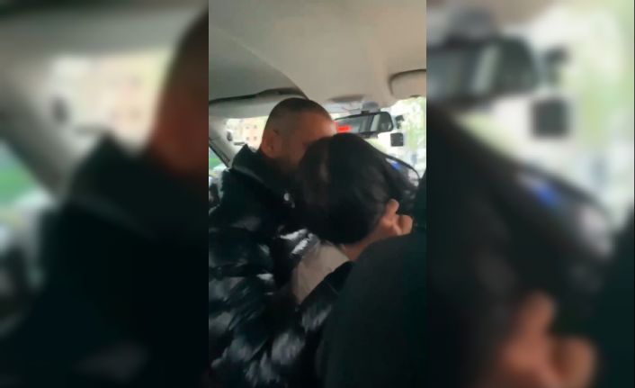 Kadın küfür etti, taksici tokatlayıp saçını çekti