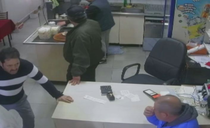 Kalp krizi geçiren vatandaş yardım istemek için kıraathaneye sığındı... O anlar kamerada