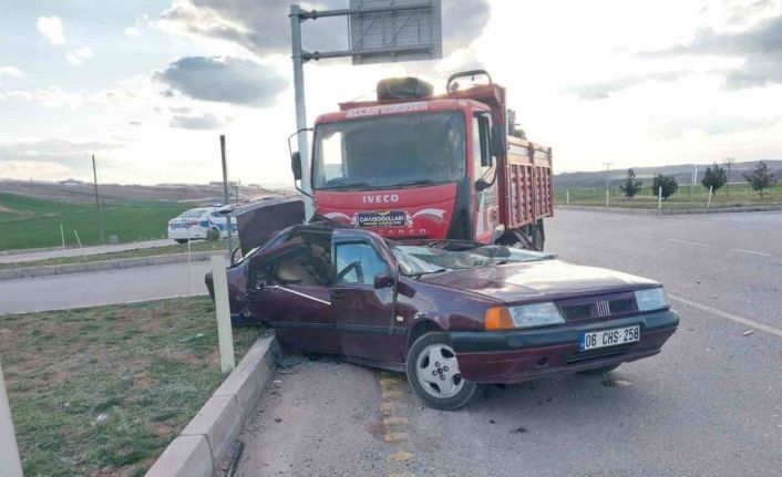 Kamyonla çarpışan otomobil hurdaya döndü: 1’i ağır 3 yaralı