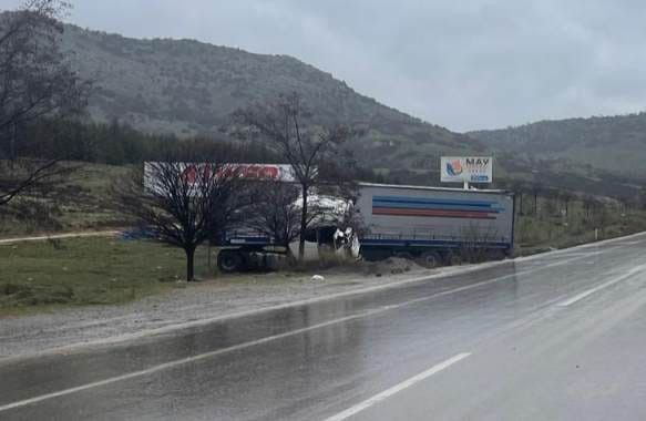 Kayarak kontrolden çıkan tırın sürücüsü yaralandı