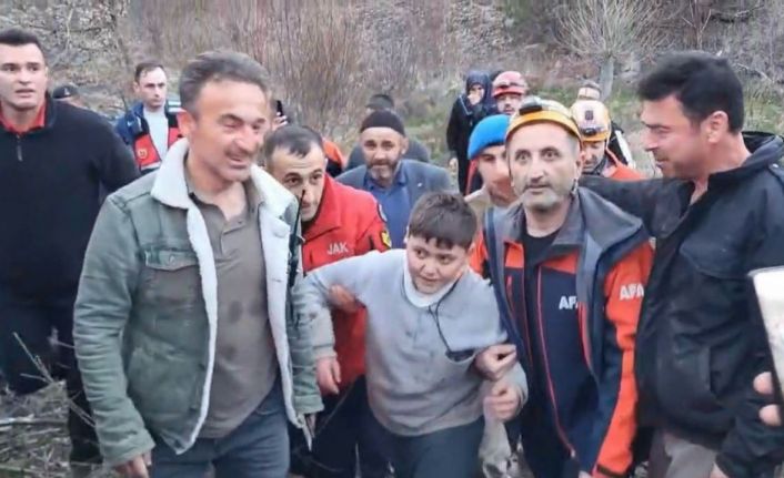 Kaybolan 9 yaşındaki çocuk 12 saatlik çalışmanın ardından ormanda bulundu