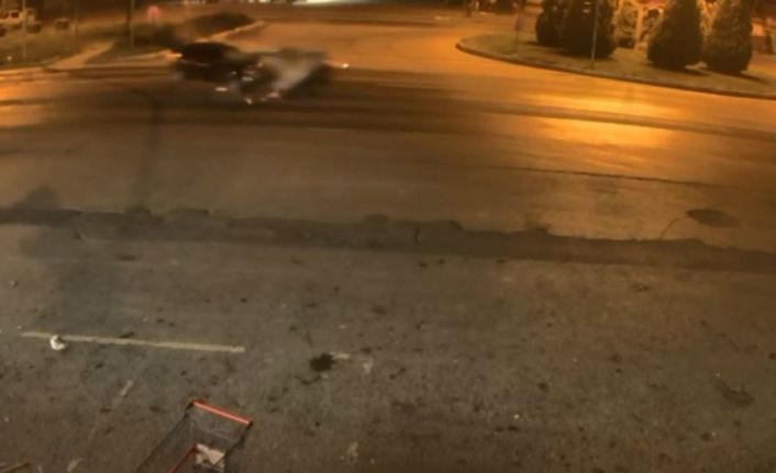 Kaza anı kamerada: 2 yaralı
