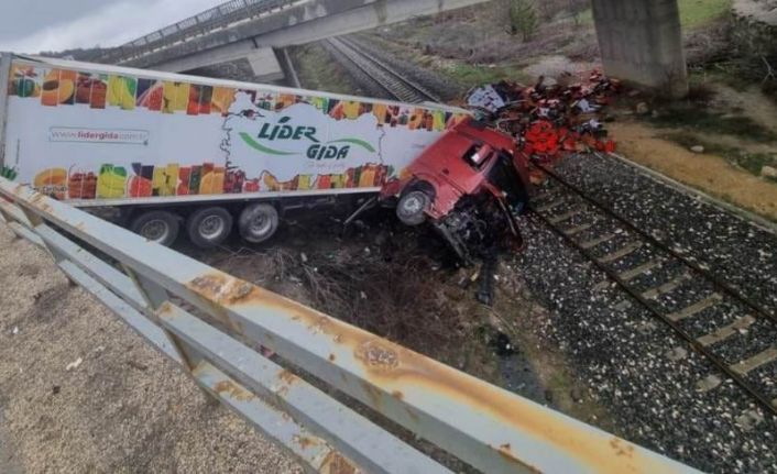 Kaza yapıp tren yoluna düşen tır nedeniyle seferler 3 saat aksadı