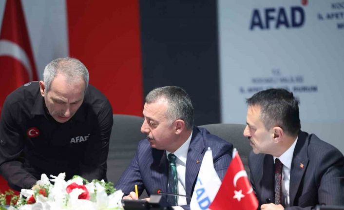 Kocaeli Valisi Aktaş: "Panikleyen 23 kişi yüksekten atlayarak yaralandı"