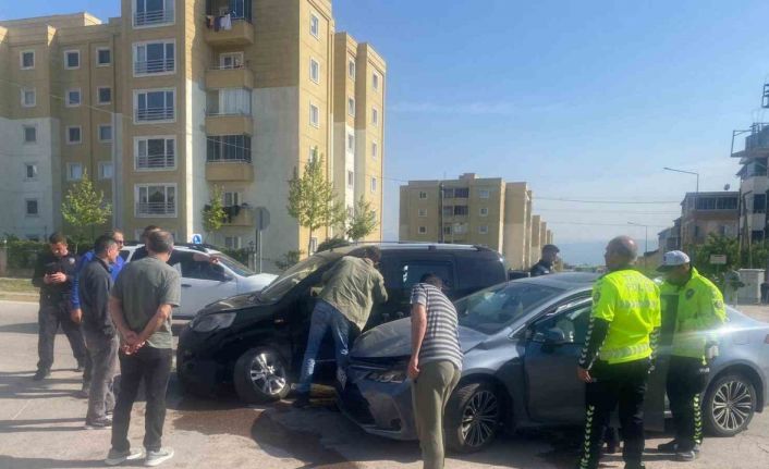 Kocaeli’de 3 araçlı zincirleme kaza: 3 yaralı