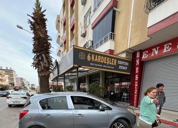 Kontrolden çıkan araç kafeye daldı: O anlar kameraya yansıdı