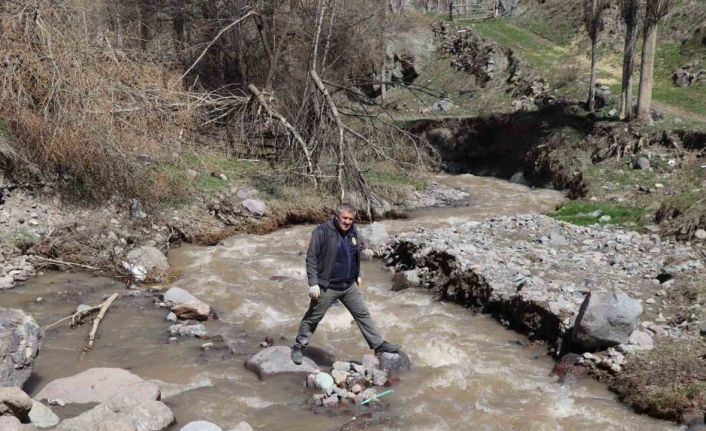Köylüler dereye yaya köprüsü istiyor
