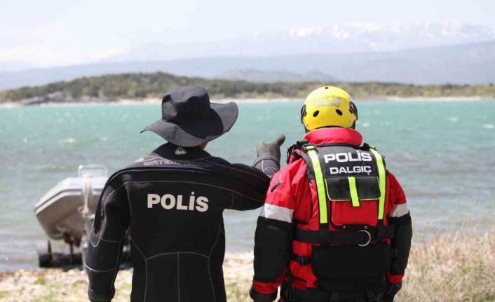Kurbağa Adamlar, canlı birini kurtarma umuduyla gece gündüz çalışıyor