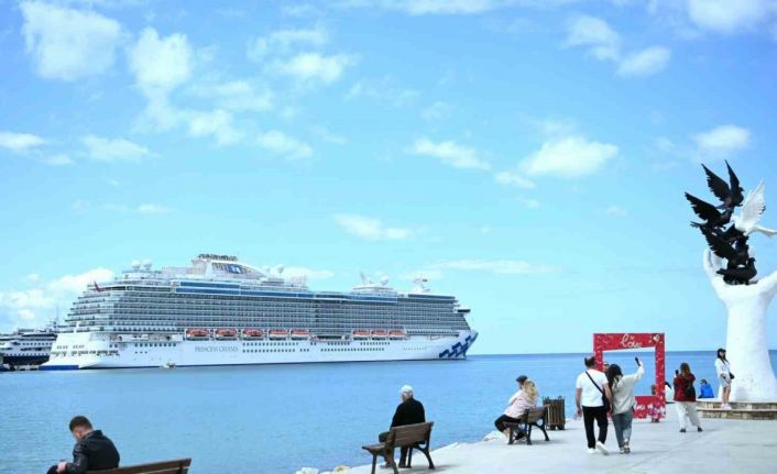 Kuşadası’na ilk seferini yapan kruvaziyer 3 bin 560 turist getirdi