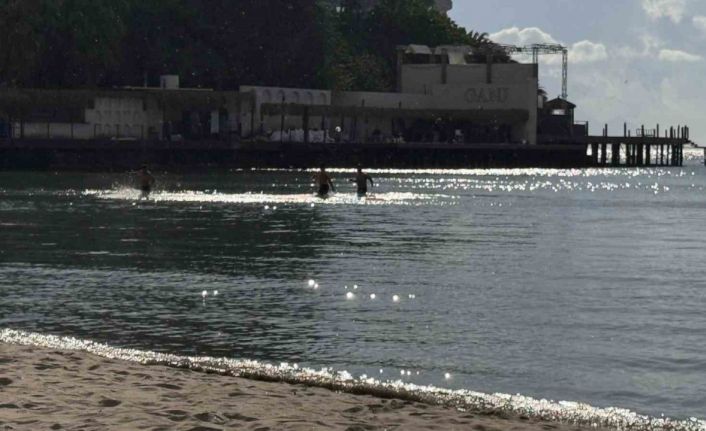 Kuşadası’nda yağmurlu havada deniz keyfi yaptılar