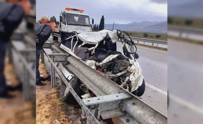 Manisa’da otomobil ile kamyon çarpıştı: 5 yaralı